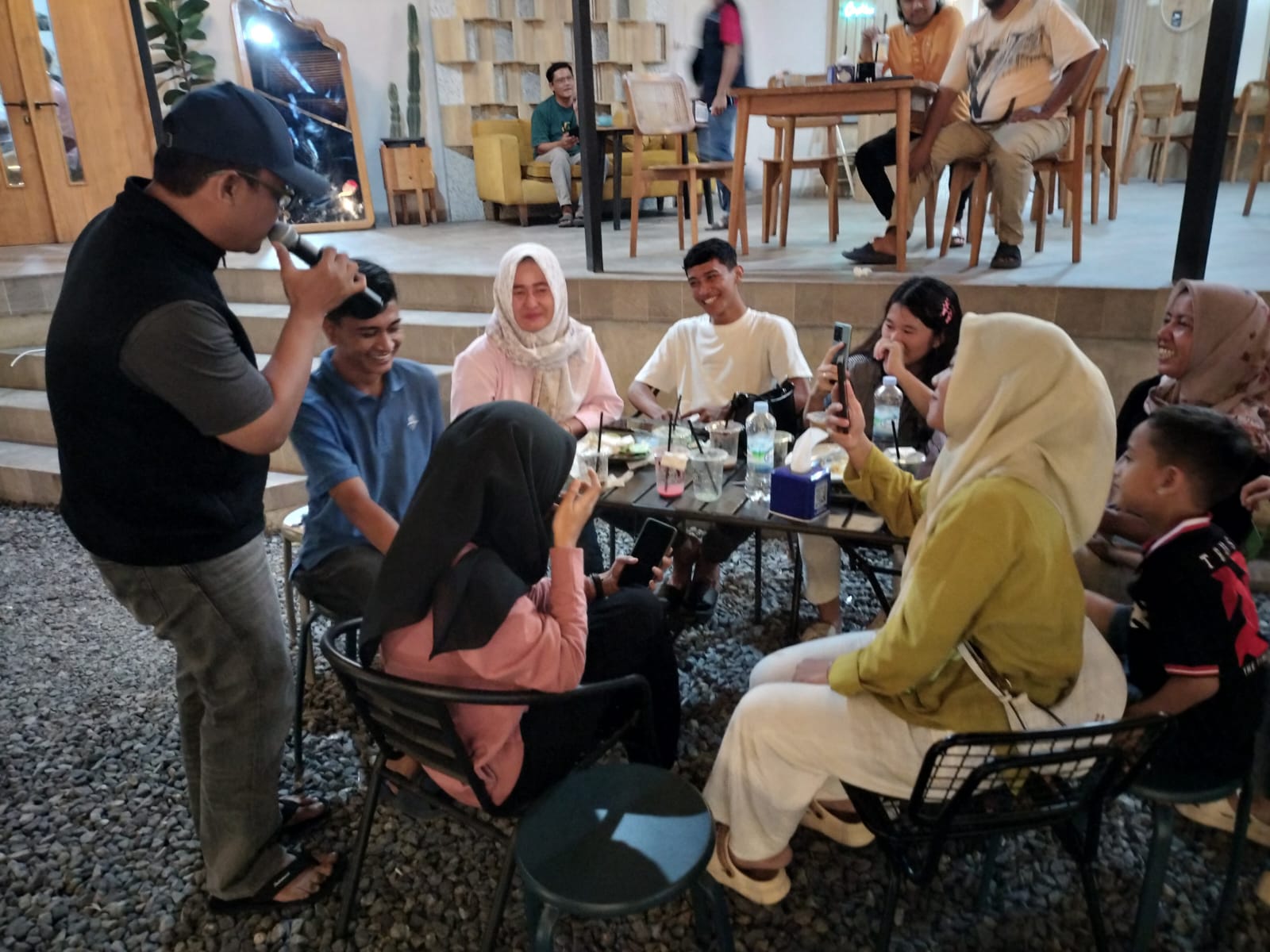 Menyapa Milenial, Ardito Diserbu ABG di Cafe Kopi dari Hati