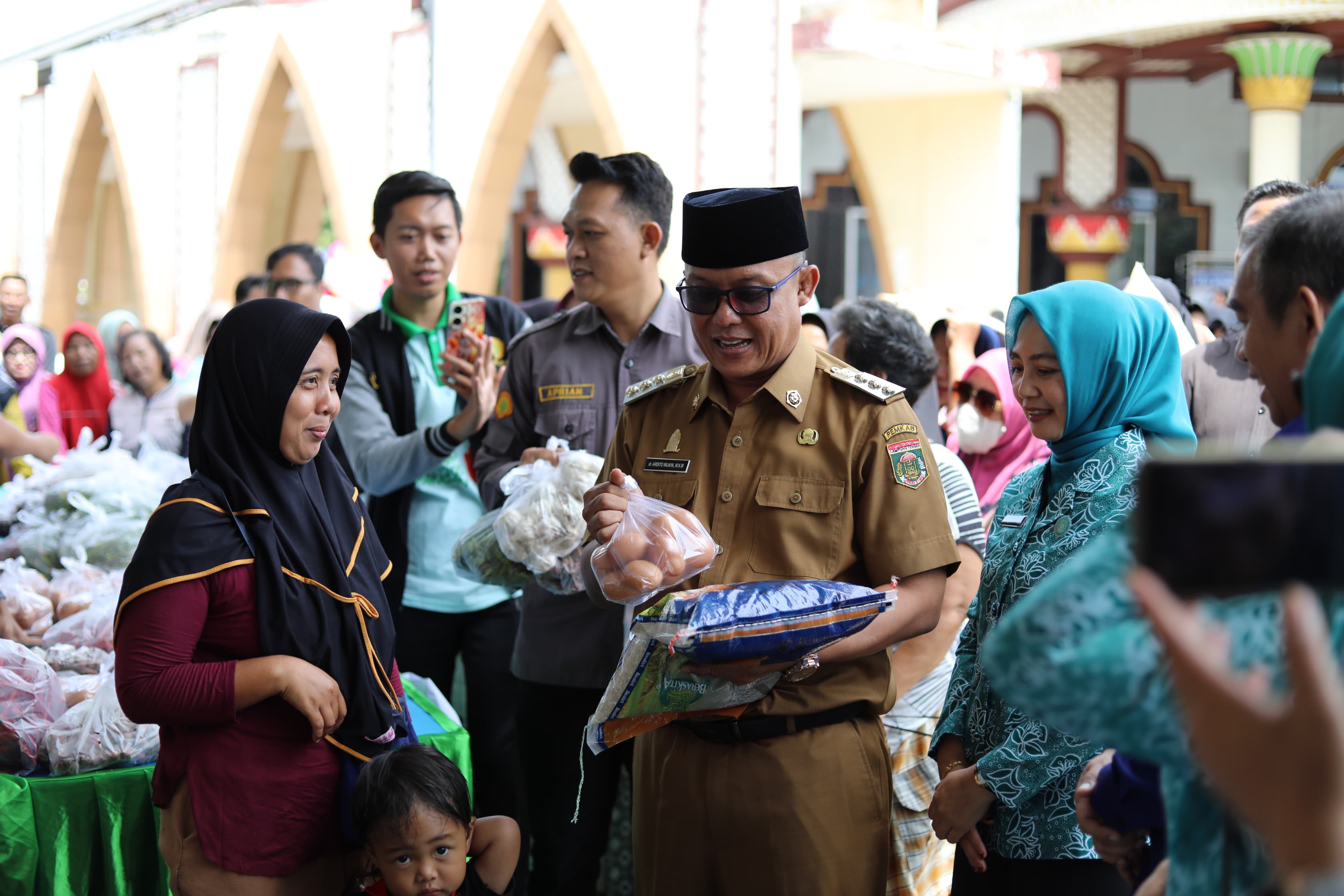 Tekan Harga Bahan Pokok di Bulan Ramadhan, Bupati Ardito Buka GPM Didampingi DPD RI