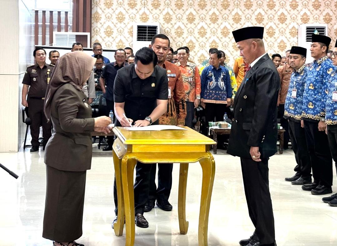 Bupati Elfianah Resmi Lantik Sunardi Sebagai Sekwan DPRD Mesuji