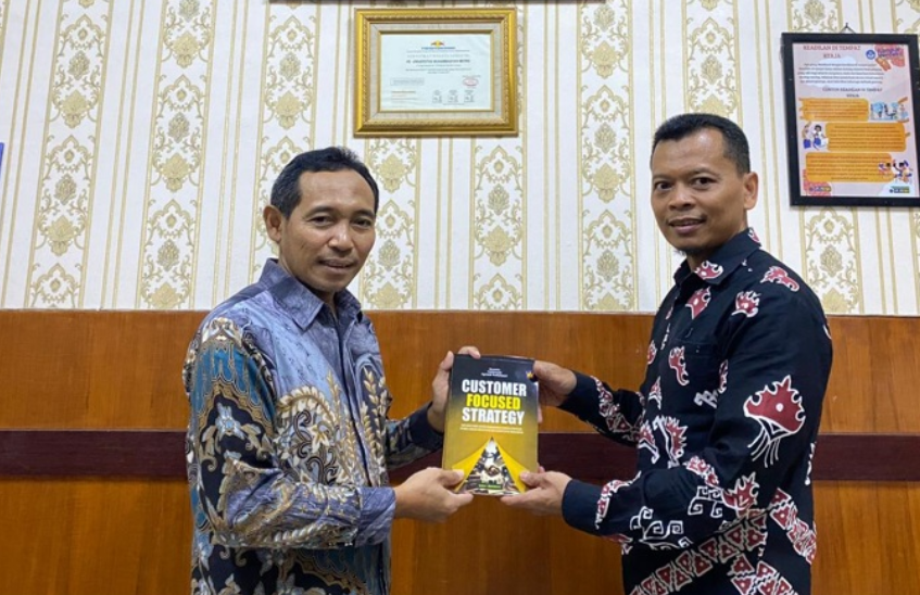 FEB UM Metro Tegaskan Komitmen Budaya Akademik & Literasi Ilmiah Lewat Penyerahan Buku Ber-ISBN