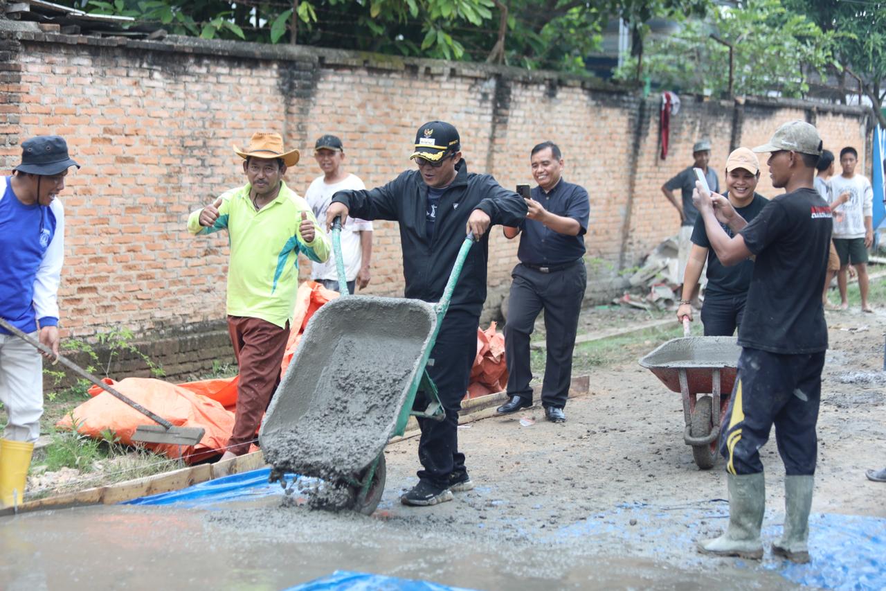 Gotong-royong Bangun Rabat Beton, Bupati Ardito Wijaya Beri Apresiasi Atas Guyub Rukun Warga Dusun 2 Purworejo