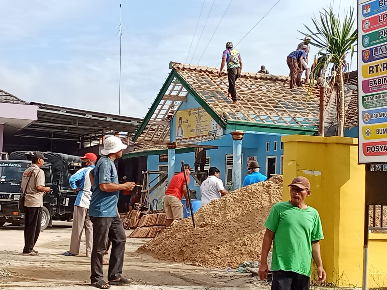 Masyarakat Rejosari Kerja Bakti Gotong royong Bongkar Gedung Balai Pekon Untuk Direnovasi