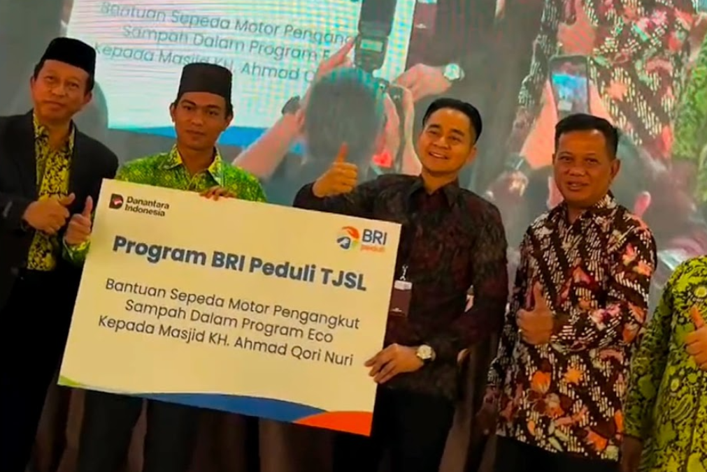 Dukung Program ECO Masjid di Ogan Ilir, TJSL BRI Peduli Serahkan Bantuan Motor Pengangkut Sampah