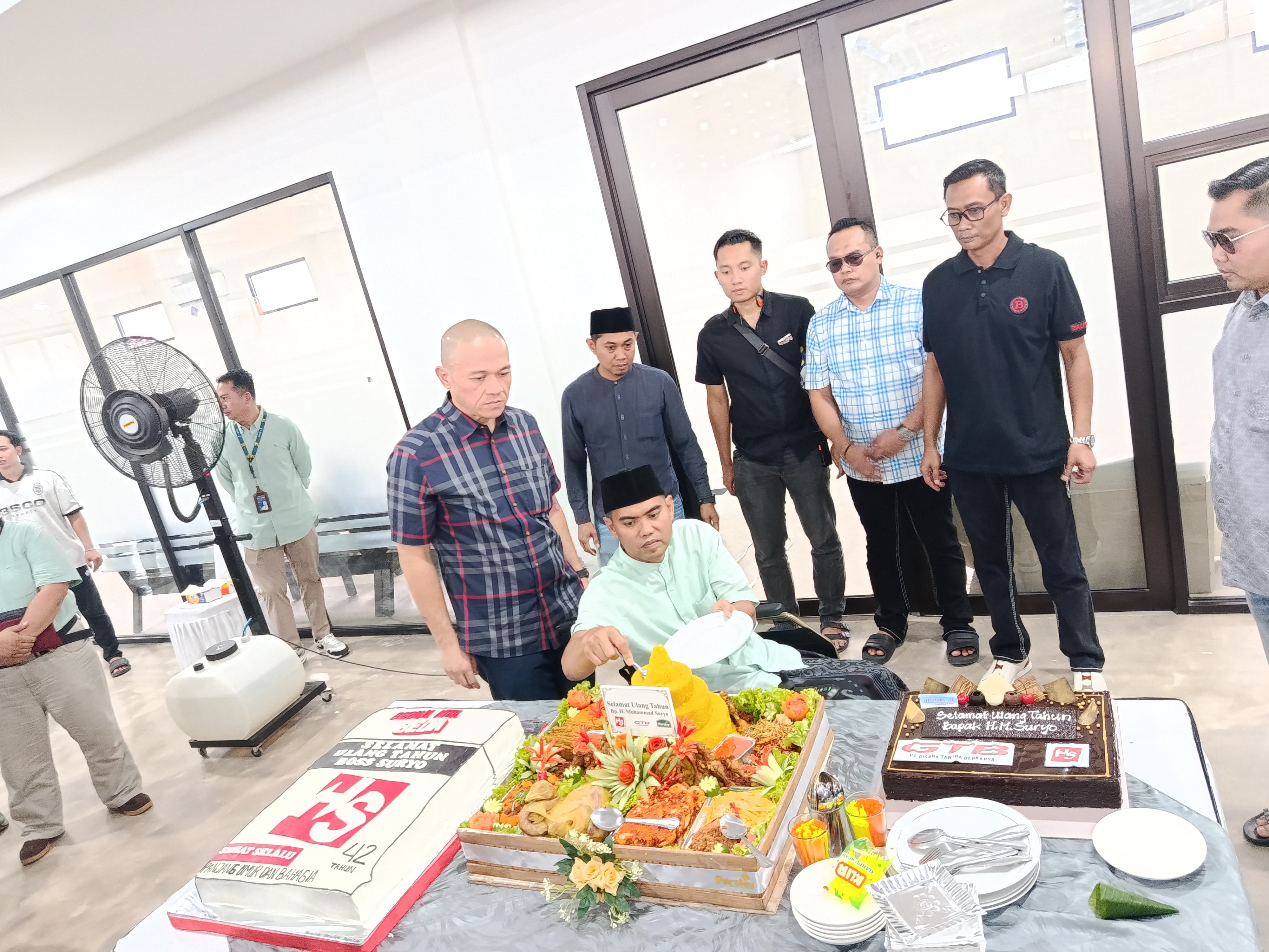 Bos HS Rokok Bagikan 150 Paket Umroh Gratis, Komitmen Rekrut Difabel Jadi Sorotan