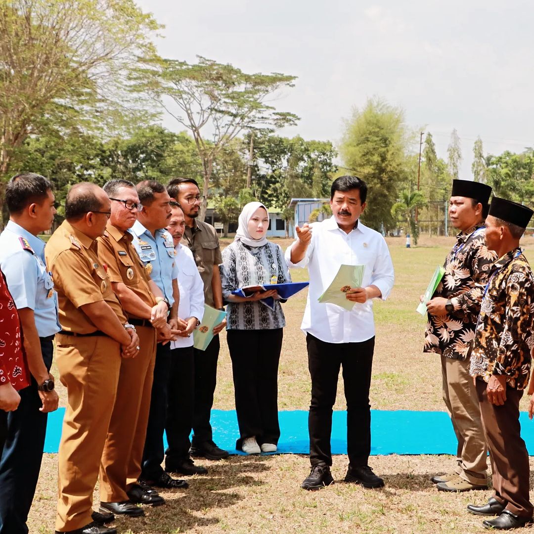 Menteri ATR/BPN Hadi Tjahjanto Menyerahkan 110 Sertifikat PTSL