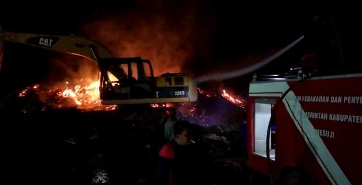 Malam Ke Empat Kebakaran Pabrik Triplek Di Way Serdang, Si Jago Merah Belum Bisa Ditaklukan 