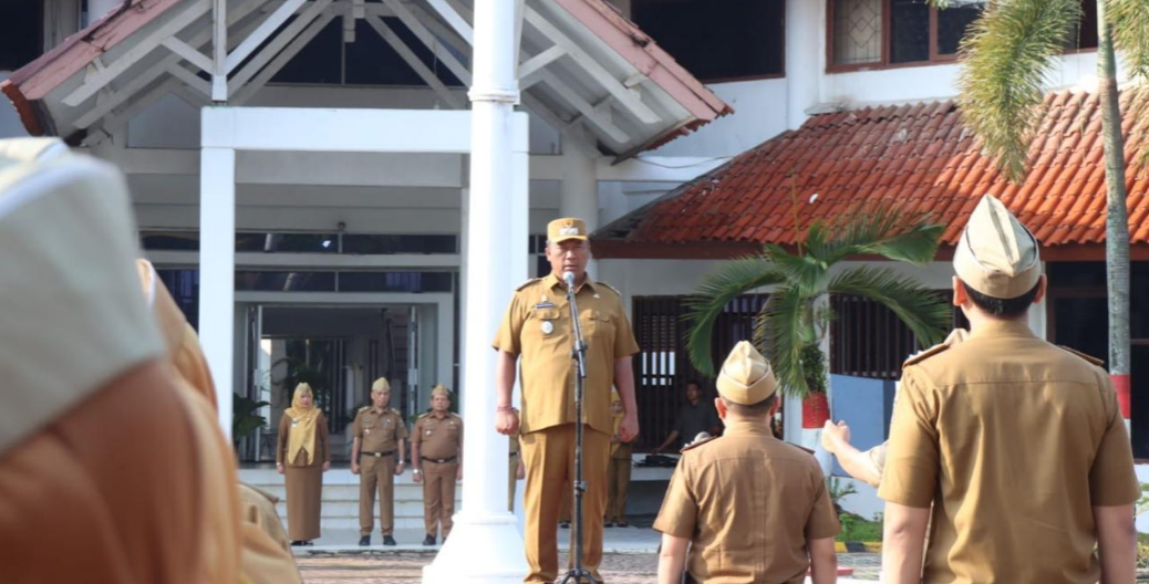 Jadi Pembina Apel Mingguan, Wabup I Komang Koheri Minta Terus Tingkatkan Etos Kerja dan Semangat