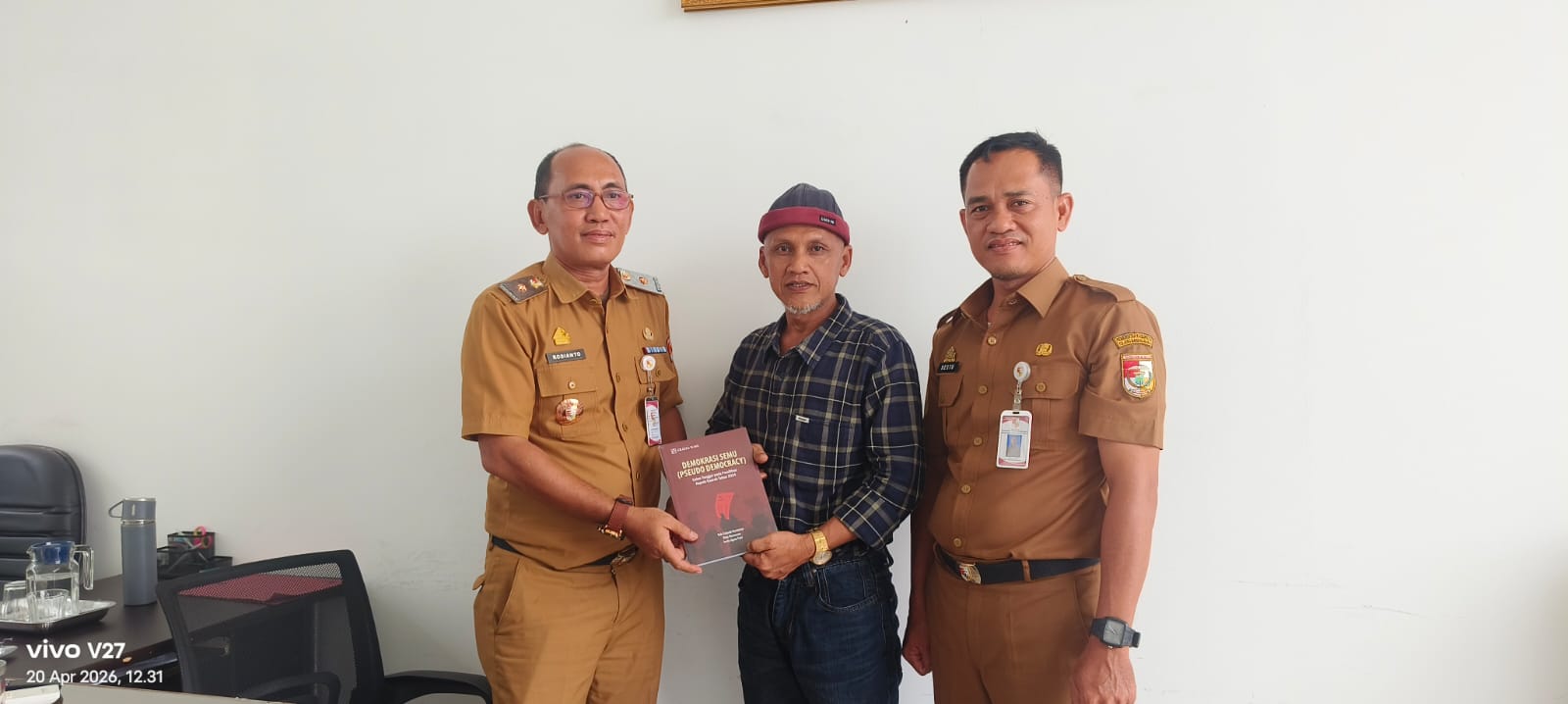 Perkuat Literasi, Perpustakaan Tubaba Terima Hibah Buku Pseudo Domocracy Dari Alumni Unila