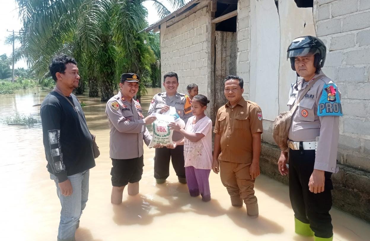 Kapolsek Way Serdang Bantu Korban Banjir 