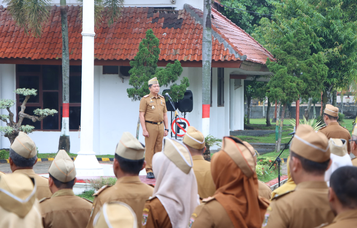 Jadi Pembina Apel Mingguan, Sekda Lamteng Imbau Pada Jajaran Untuk Solid dan Bekerja Secara Tim
