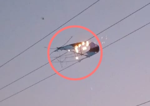 Detik-detik Layangan Tersangkut-Meledak di Jaringan Kabel PLN