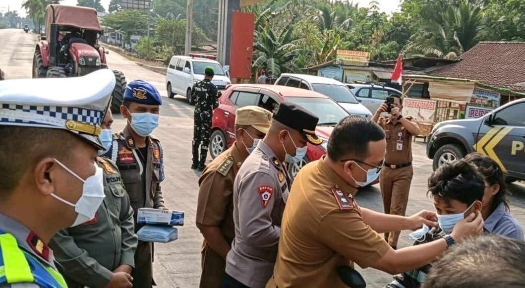 Polres Mesuji Bersama Forkopimda Bagikan Masker Serentak di 16 Titik