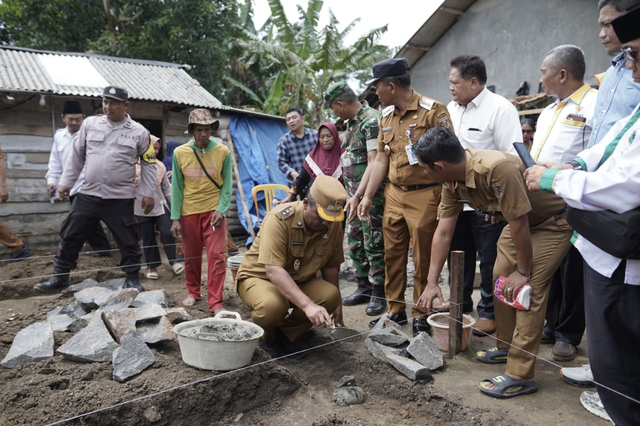 Plt. Bupati I Komang Koheri Resmikan dan Letakkan Batu Pertama Program RTLH Oleh Baznas Lamteng