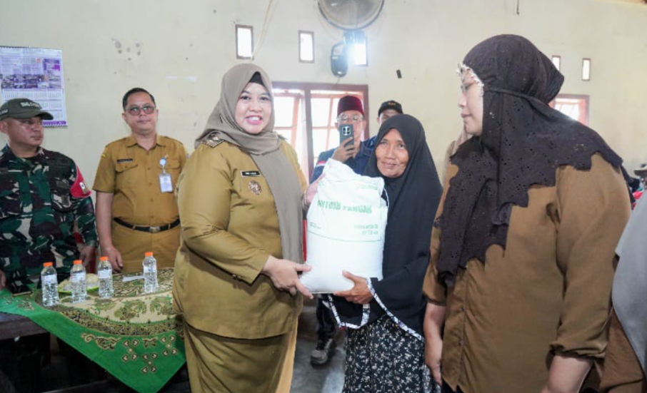 Warga Blitarejo Terima Bantuan Beras Tahap II dari Pemkab Pringsewu