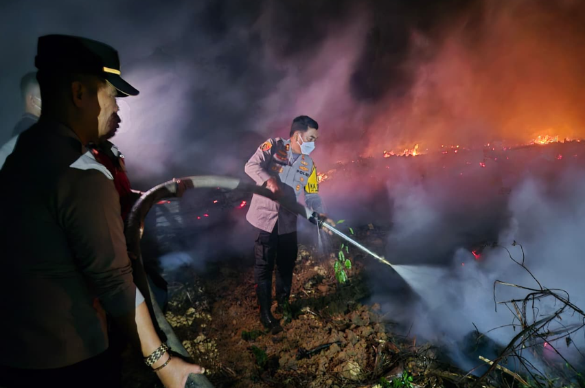 Kapolres Mesuji Turun Langsung Padamkan 13 Titik Kebakaran Lahan Berstatus High