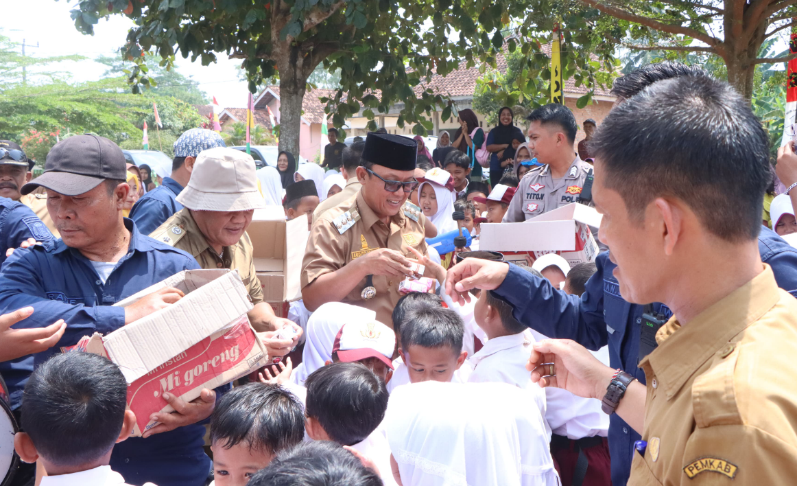 Kunjungi SDN 3 Buyut Ilir, Bupati Ardito Wijaya Bagikan Susu Dalam Upaya Pemenuhan Gizi