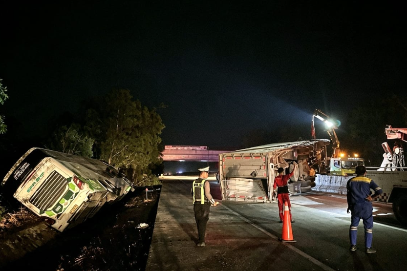 Sat Lantas Polres Mesuji Bergerak Evakuasi Laka Lantas di Tol Terpeka KM 246, 1 Tewas