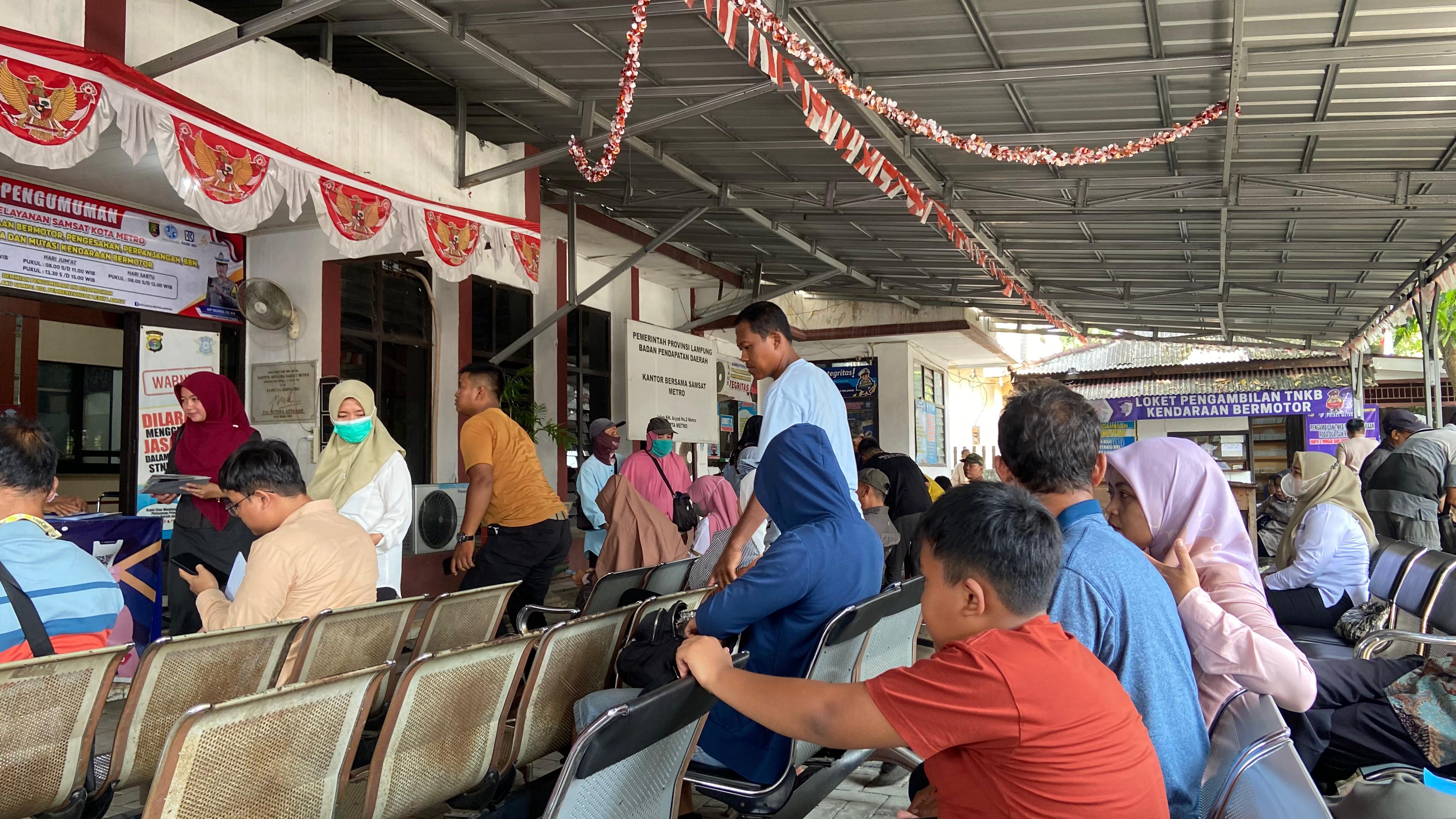 Warga Metro Geruduk Samsat Untuk Pemutihan Pajak Kendaraan Tapi Kurang Pemahaman, Ini Yang Dihapuskan