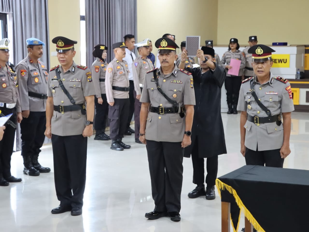 Kapolres Pringsewu Pimpin Upacara Sertijab Kapolsek Gadingrejo dan Kasat Intelkam