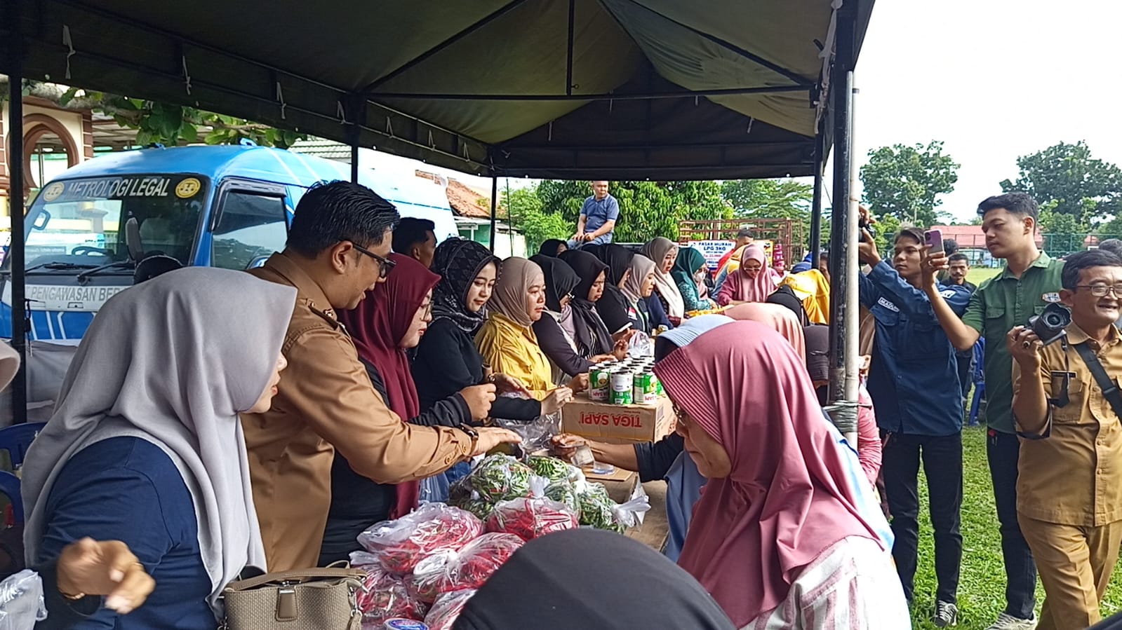 Gelar Pasar Murah, Ratusan Warga Serbu Bapok Murah di Metro Barat