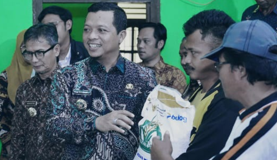 Tinjau Penyaluran Bantuan Pangan, Bupati Riyanto Harap Tanggulangi Kemiskinan