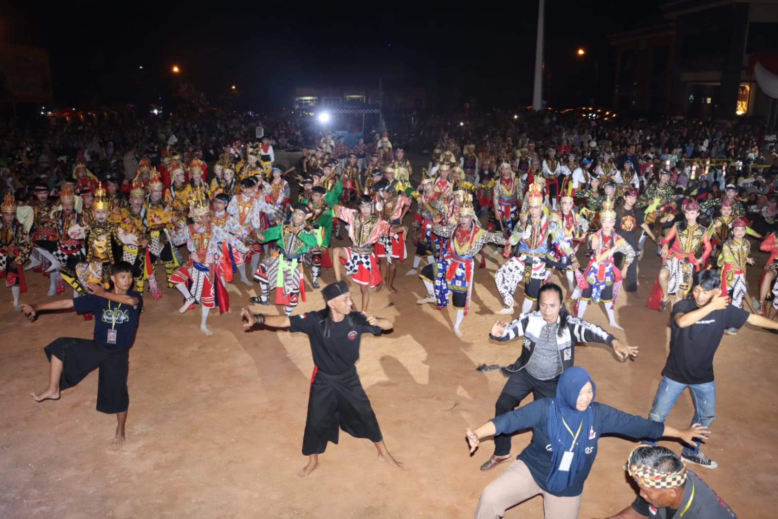 Ribuan Warga Padati Polres Pringsewu untuk Menyaksikan Puncak Festival Kuda Kepang