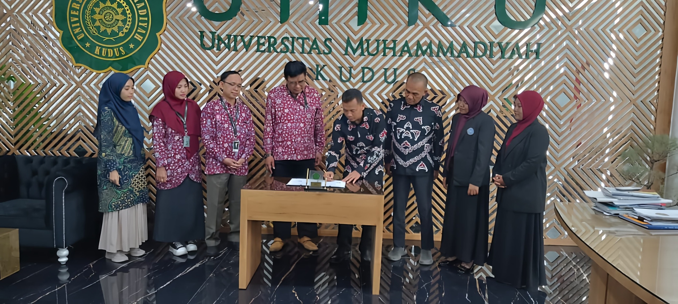 FEB UM Metro Jalin Kerja Sama Strategis dengan UM Kudus, Teken MoU-MoA dan Gelar Kuliah Umum