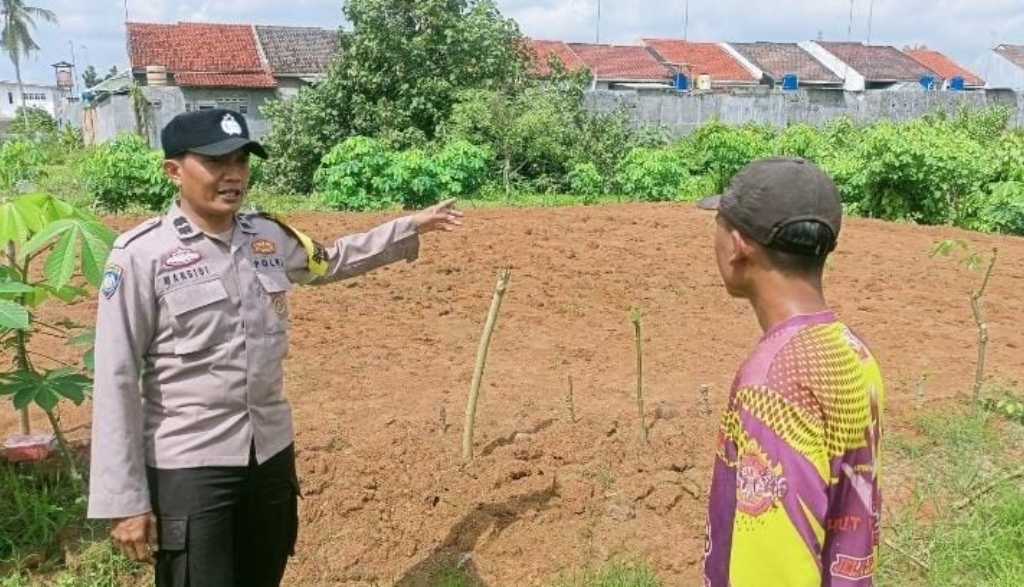 Dorong Ketahanan Pangan Lokal, Bhabinkamtibmas Polres Metro Turun Langsung ke Lapangan