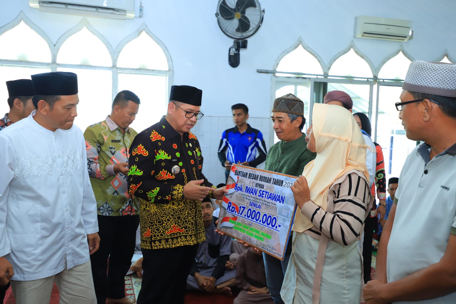 Pj Bupati Tuba Hadiri Pendistribusian Bantuan Bedah Rumah, UMKM, dan Bantuan Pendidikan