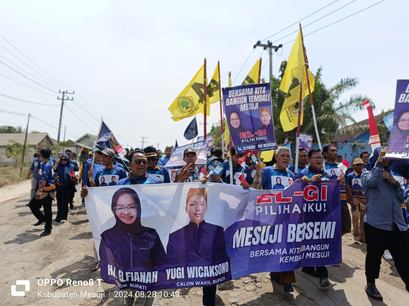 Dikawal Ribuan Pendukungnya, Elfianah -Yugi Mendaftarkan Diri ke KPU Mesuji