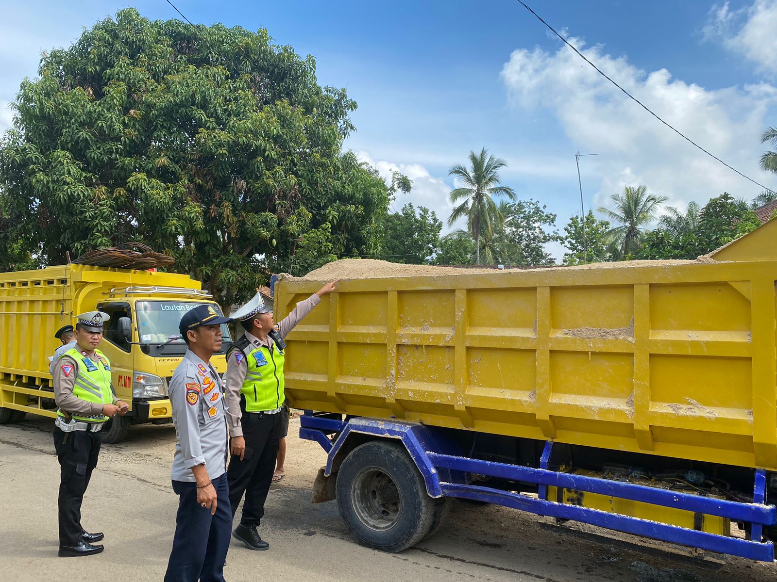 Polisi dan Dishub Tertibkan Kendaraan Pengangkut Pasir di Banyumas