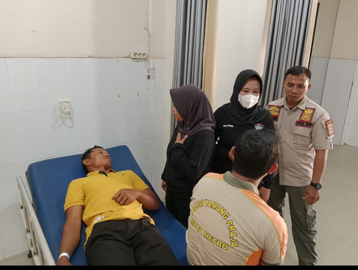 Batuk Keluar Darah, Anggota Satpol PP Korban Pemukulan Dilarikan ke RS