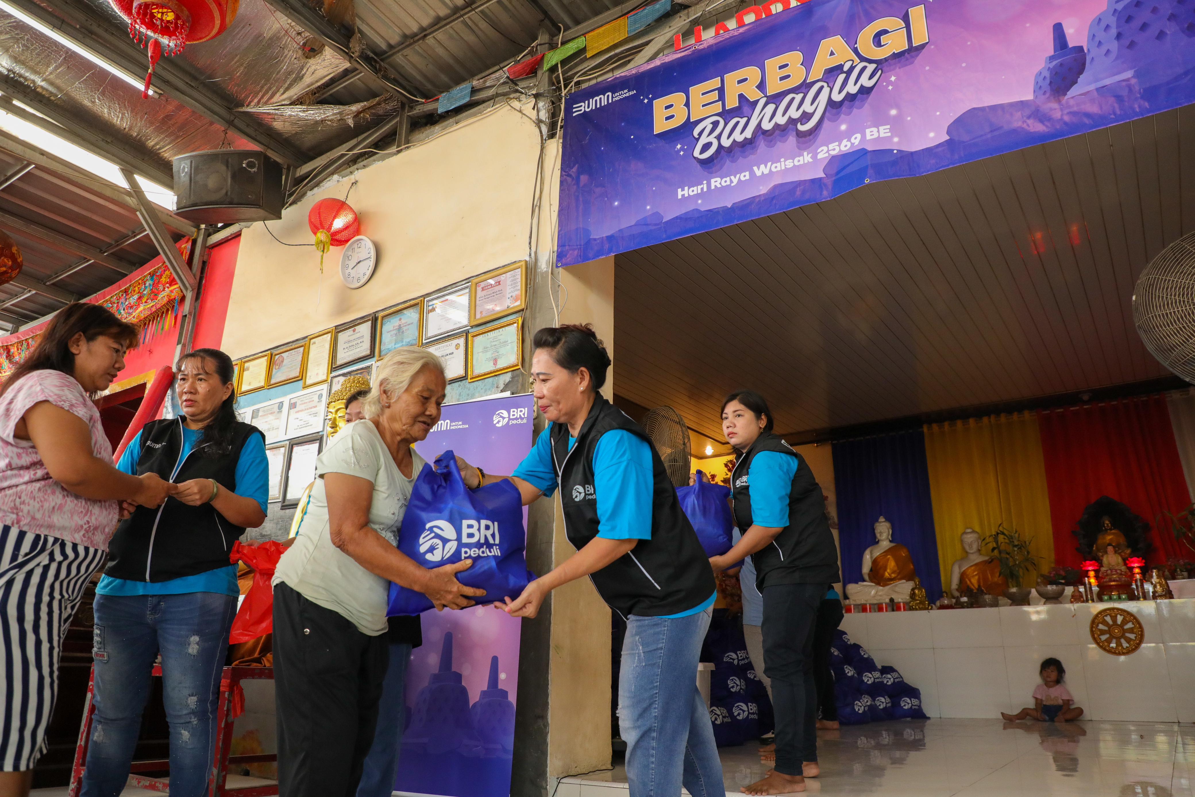 Peringati Hari Raya Waisak 2025, BRI Peduli Salurkan 1.000 Paket Sembako untuk Umat Buddha di Tangerang