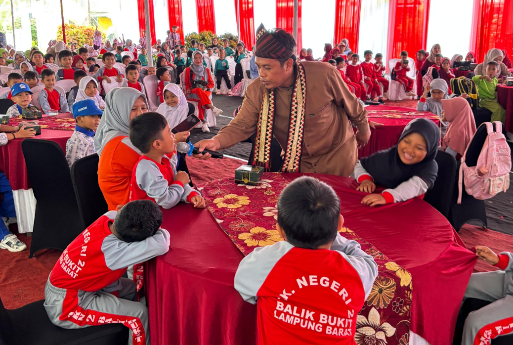 Pendongeng Asal Metro Meriahkan  Festival Literasi Nasional Lampung Barat