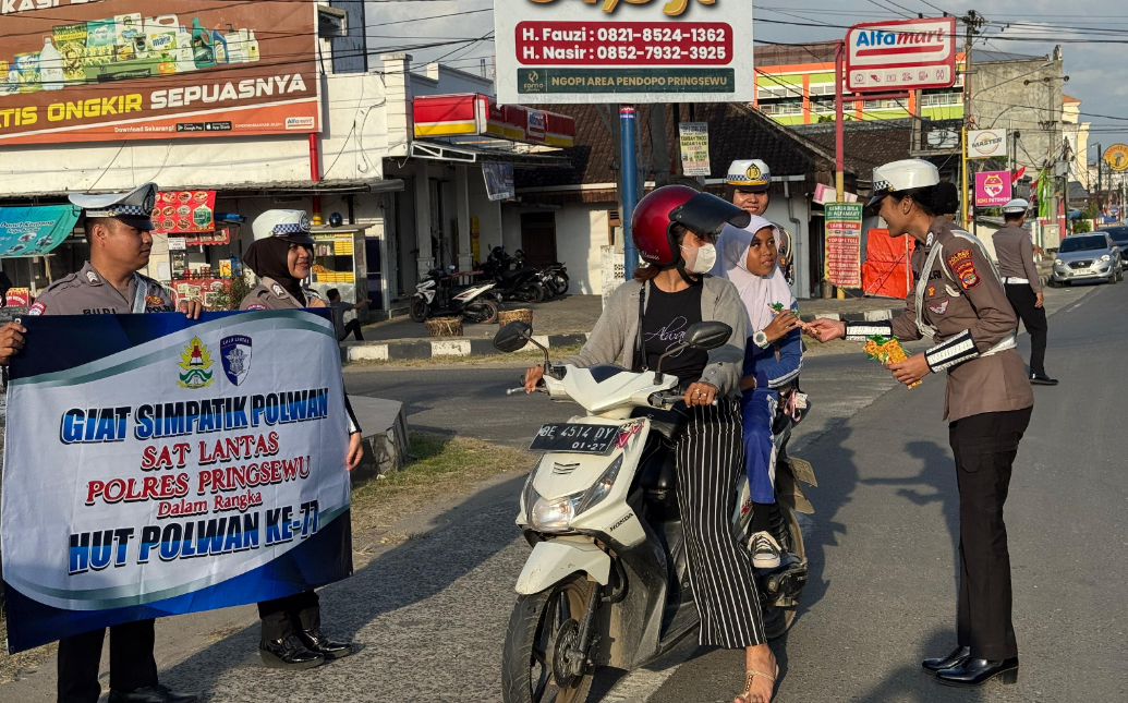 Gelar Aksi Simpatik, Polwan Pringsewu Bagikan Helm dan Coklat kepada Pengendara