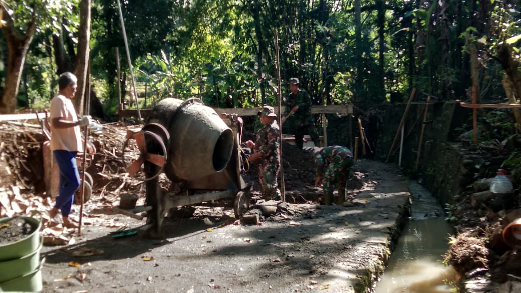 TNI dan Warga Lanjutkan Pembangunan Jembatan Gantung Garuda di Kulon Progo