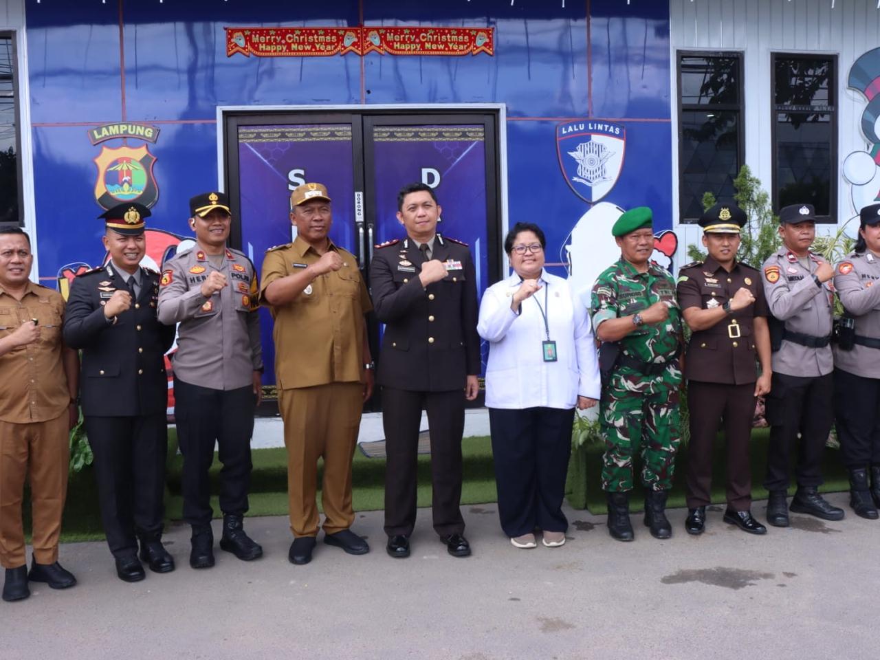 Pastikan Kesiapan, Plt. Bupati Bersama Kapolres Lamteng Tinjau Pos Pelayanan Nataru 2026