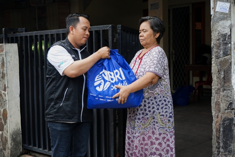 Ramadhan Berkah! BRI Group Salurkan 100.000 Paket Sembako dan Santunan Anak Yatim Piatu