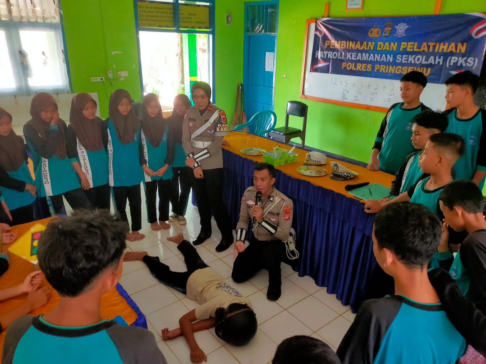 Satlantas Polres Pringsewu Gelar Pembinaan dan Pelatihan Patroli Keamanan Sekolah di SMPN 3 Gadingrejo