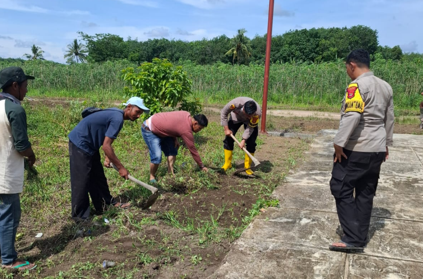 Sinergi Tanpa Batas! Polsek Dente Teladas dan Warga Bahu Membahu Jaga Lingkungan