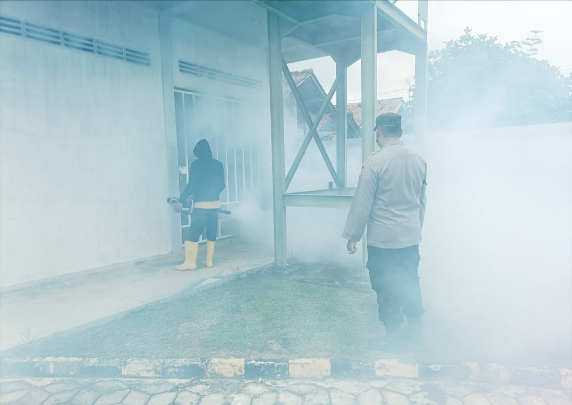 Sebulan Ratusan Warga Terserang DBD, Polres Metro dan Warga Lakukan Fogging Fokus ke Rumah Warga