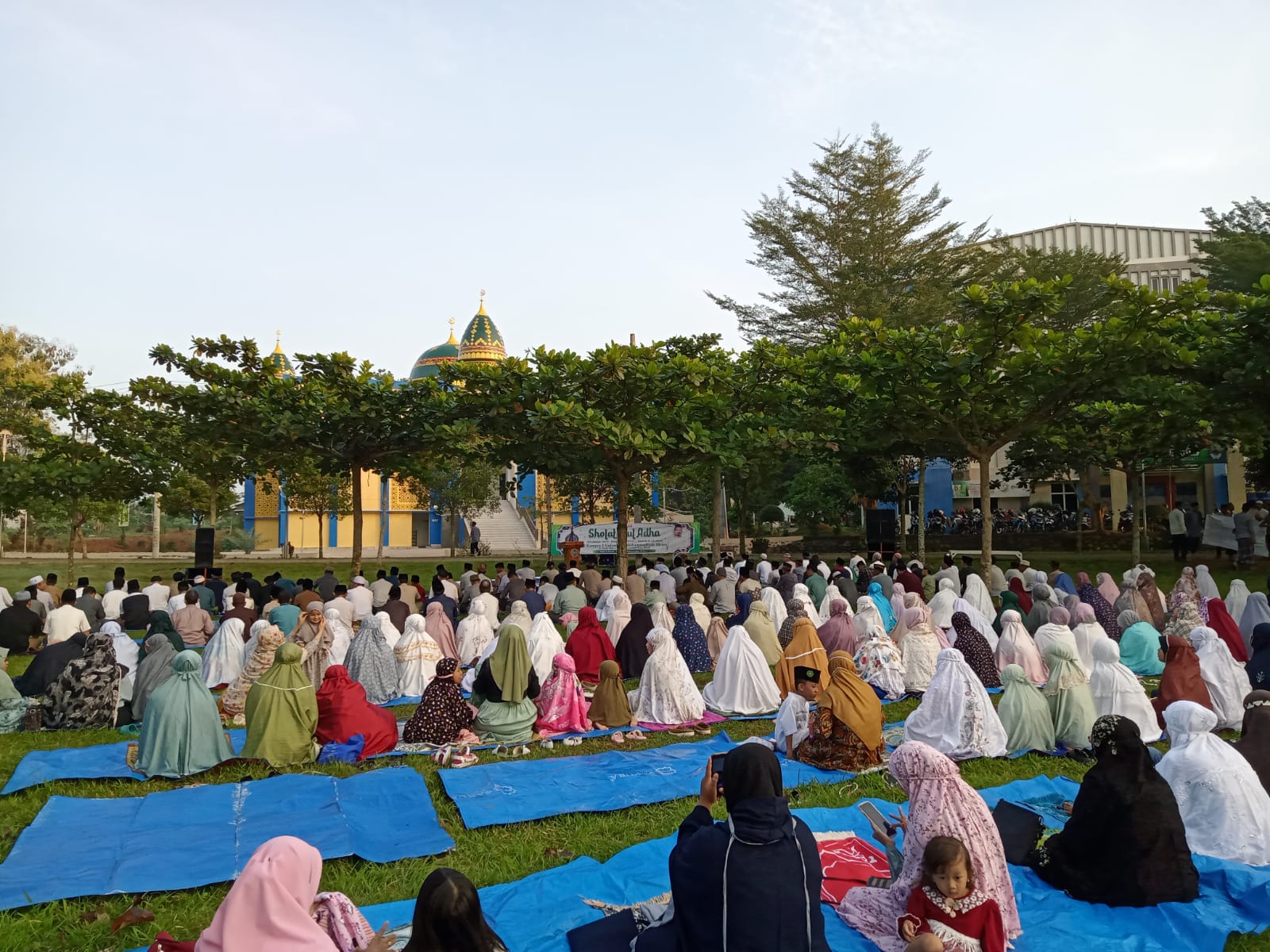 Sivitas Akademika UM Metro Laksanakan Sholat Idul Adha 1444 Hijriah di Halaman Kampus 3 UM Metro 