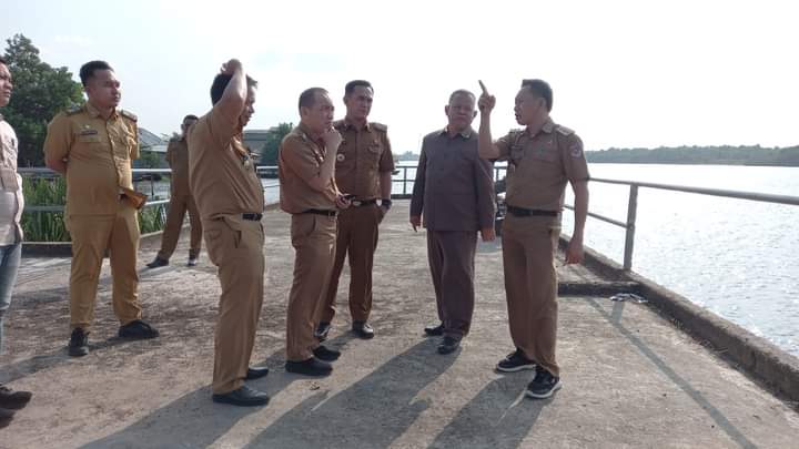 Pj Bupati Mesuji Tinjau Pembangunan Jembatan Sungai Gebang ini