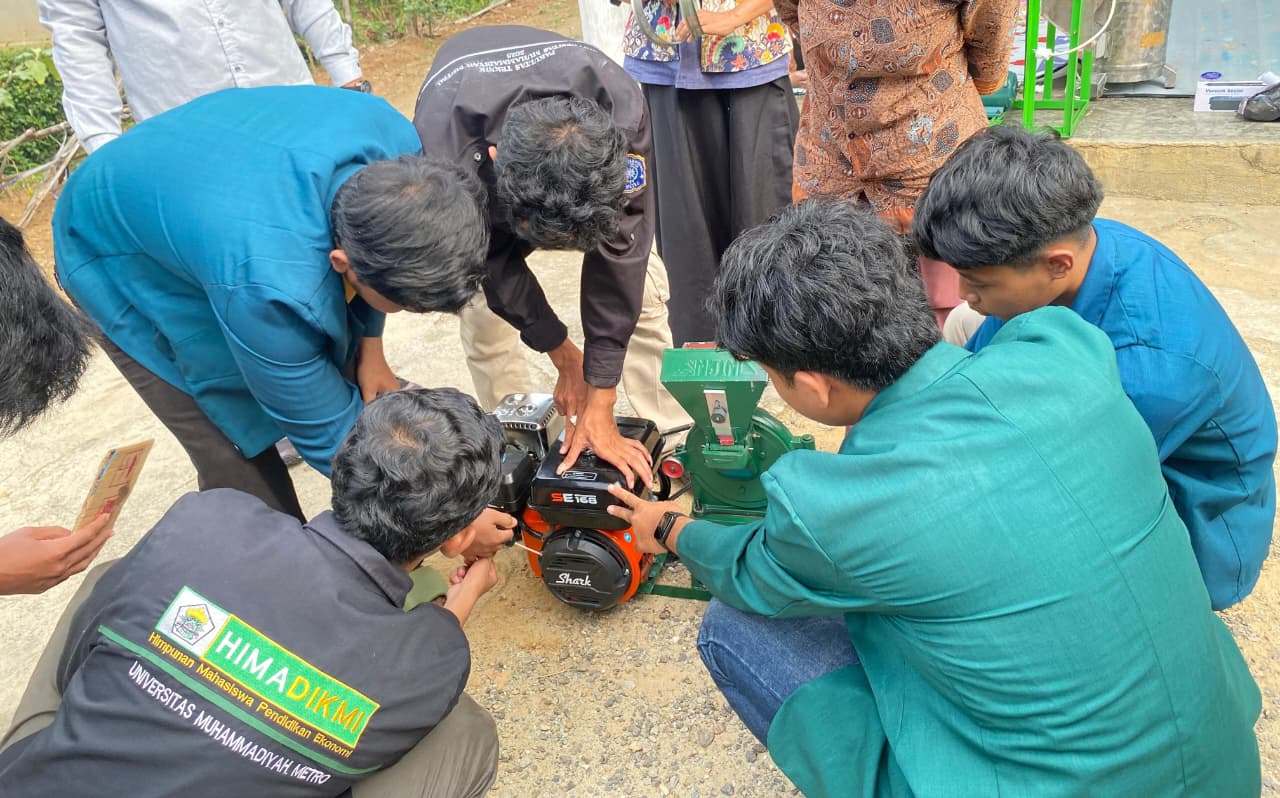 Tim Pengabdi UM Metro & ITERA Beri Pendampingan Penggunaan Mesin Produksi kepada KWT Ngestirahayu Punggur