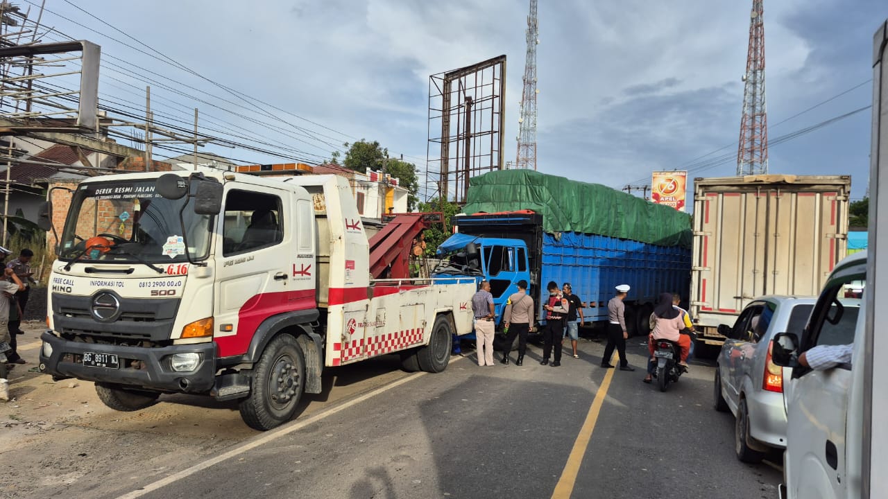 Satlantas Polres Mesuji Evakuasi Tiga Kendaraan Alami Lakalantas di Simpang Pematang 