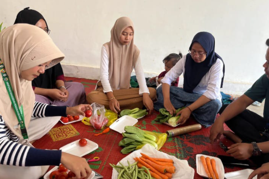 Tim PPK Ormawa HIMADIKMI Dampingi KWT Mitra Bunda Siapkan Hasil Panen untuk Pemasaran E-Commerce