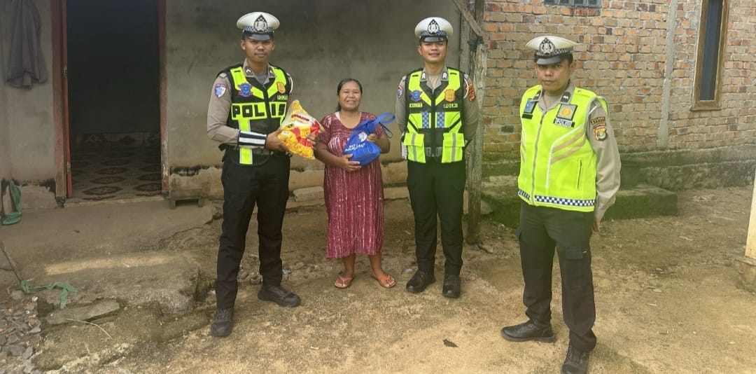 Wujud Kepedulian, Sat Lantas Polres Mesuji Bagikan Sembako ke Anak Yatim