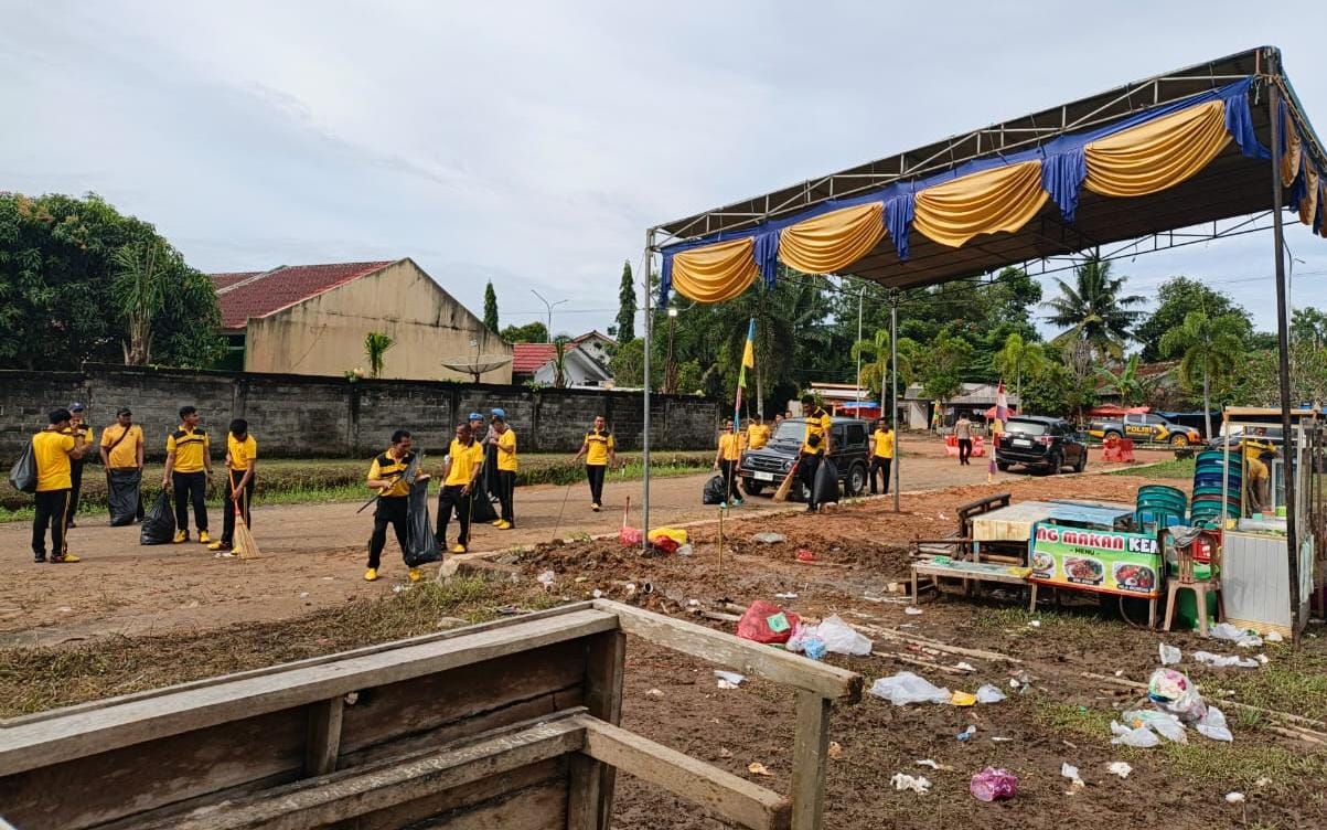 Polres Mesuji Gelar Aksi Bersihkan Sampah Usai Acara Puncak HUT Mesuji 