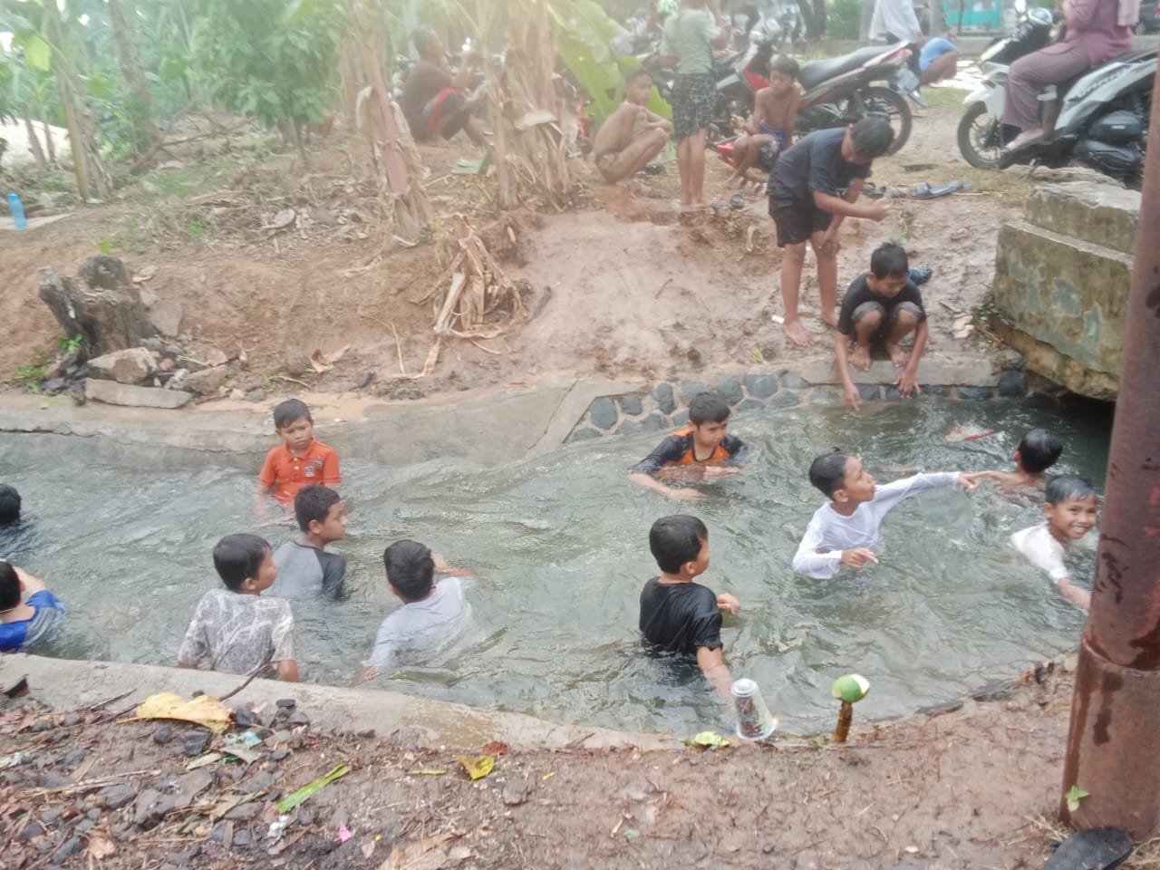 Penat Cuaca Panas Warga Metro Manfaatkan Irigasi untuk Berenang, Ternyata ada 4 Lokasi Jadi Wisata Dadakan