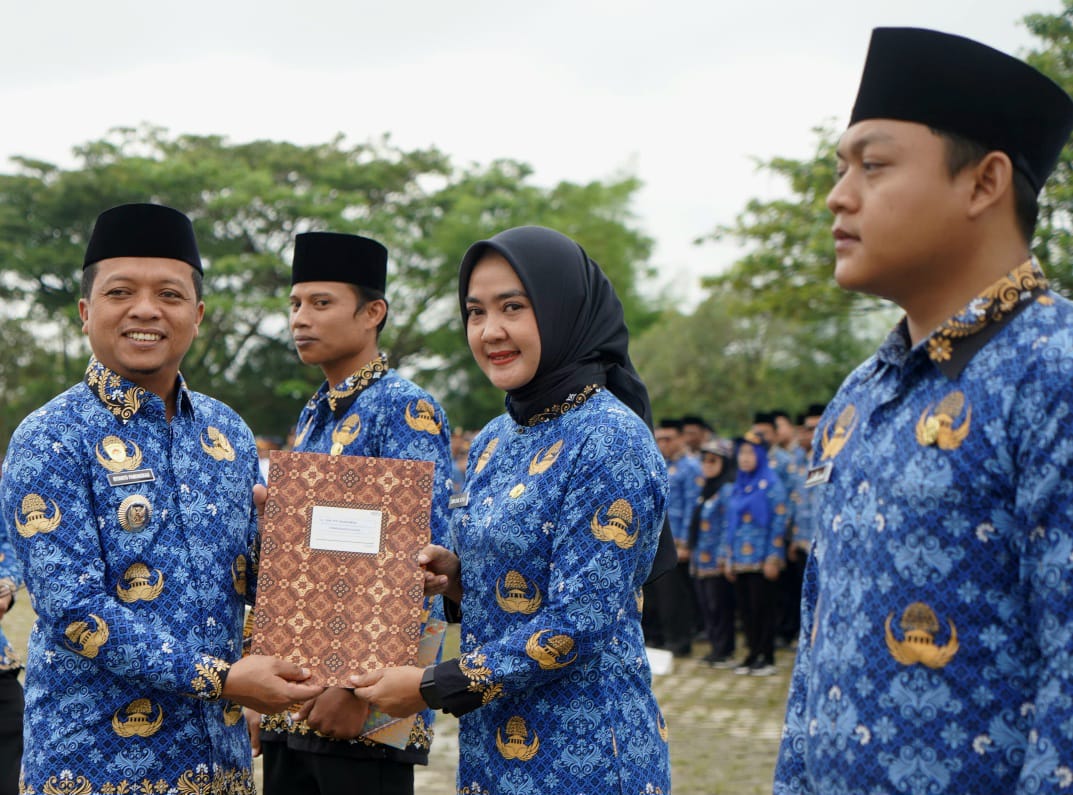 Apel Perdana 2026, Bupati Pringsewu Serahkan 34 SK PPPK dan 456 SK PPPK Paruh Waktu